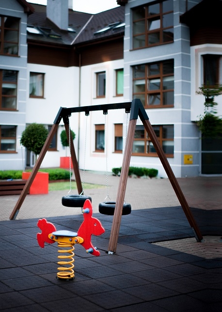 Lars Laj Детски площадки, Клатушки и двойни люлки