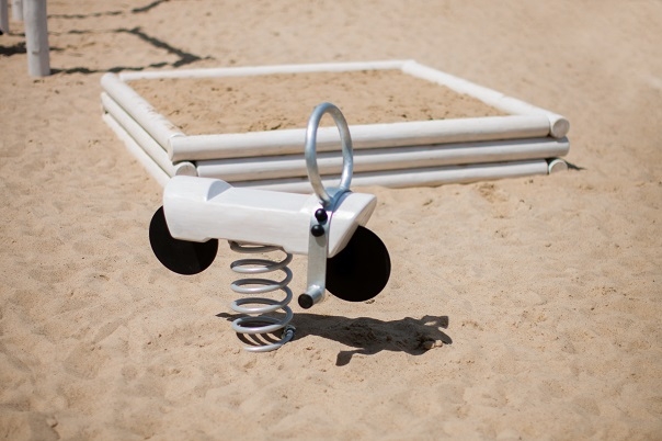 Lars Laj Детски площадки, Клатушки и двойни люлки