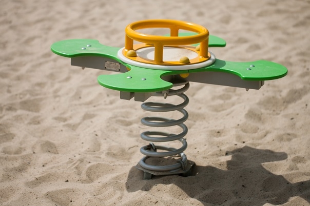 Lars Laj Детски площадки, Клатушки и двойни люлки