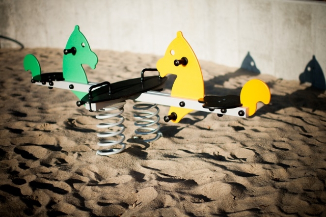 Lars Laj Детски площадки, Клатушки и двойни люлки