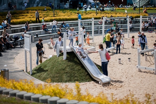 Lars Laj Детски площадки, Пързалки