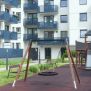 Детска люлка Single Swing (BNS 90cm) с кръгло седло и метална рамка на площадка за игра.