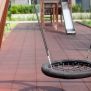 Single Swing (BNS 90cm) с кръгло въжено седло на детска площадка.