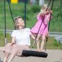 Single Swing (BNS 90cm) с дете и възрастен на въртящ се въжен люлка на площадка.