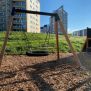 Single Swing (BNS 90cm) детска люлка с кръгло седалка и дървена рамка за площадка.