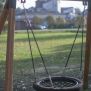 Детска люлка Single Swing (BNS 90cm) с кръгла мрежеста седалка и дървена рамка.
