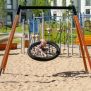 Детска люлка Single Swing (BNS 90cm) с кръгла мрежеста седалка на пясъчен терен.