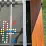 HPL Bench Chess and ludo game с дървен пейка и игрално поле с шахматни и лудо фигури.