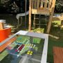 HPL Bench Chess and ludo game с цветни пионки на открито в детска площадка.