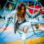 Дете, което се катери по Powerclimber climbing net, мрежа за катерене на детска площадка.